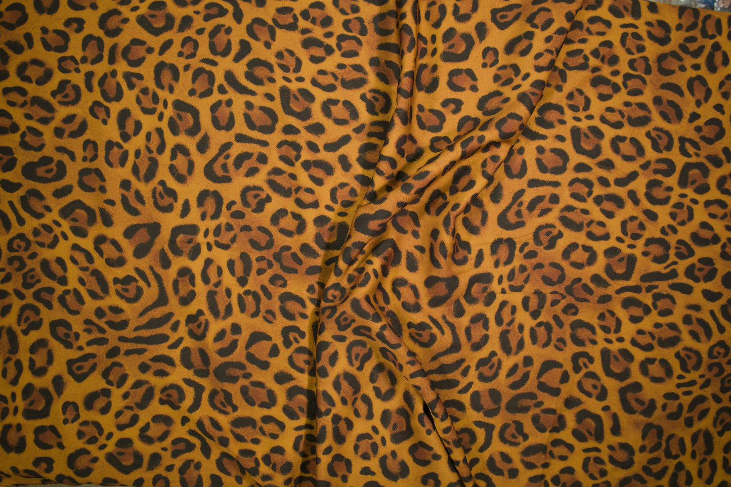 Satin Viskose mit klassischem Leopardenmuster in Senfgelb und Braun 140 cm breit Meterware