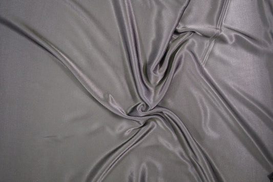 Glatter grauer Viskose-Satin für elegante Kleidung und Futter