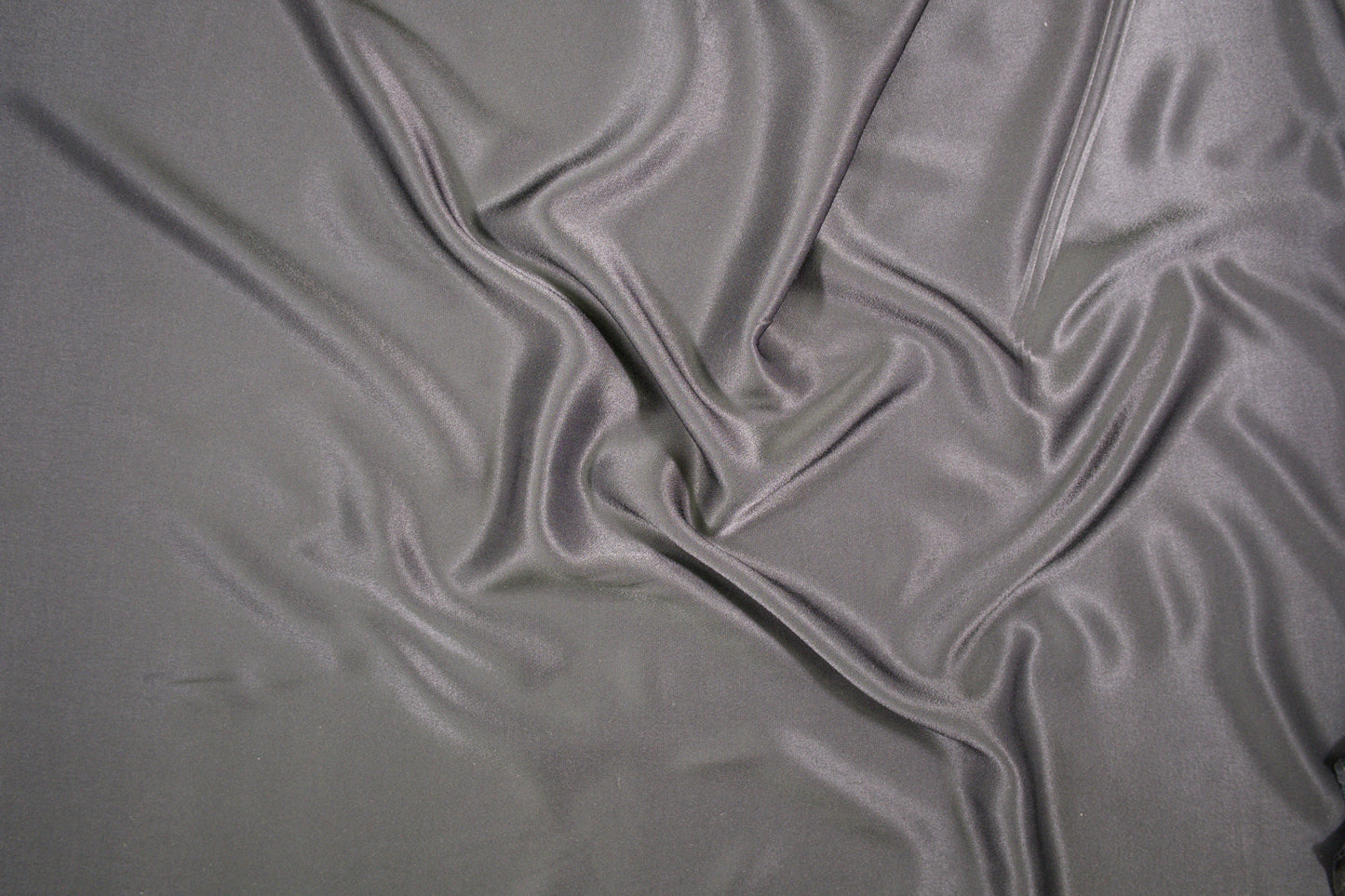 Weich fallender grau-farbener Viskose-Satin für elegante Kleidung - Nahaufnahme der Materialqualität 140cm