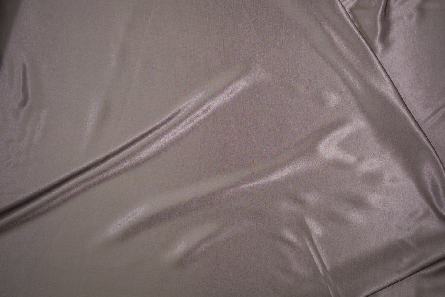 Weich fallender Taupe-Satin aus Viskose mit elegantem Schimmer