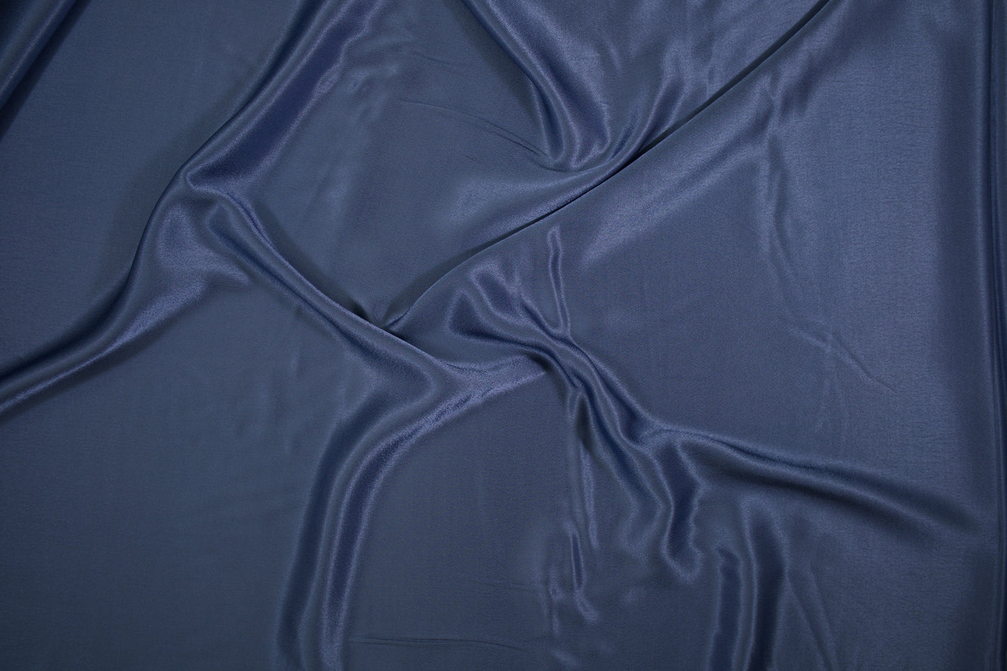Glänzender Viskose-Satin in Dunkelblau mit weich fließendem Fall