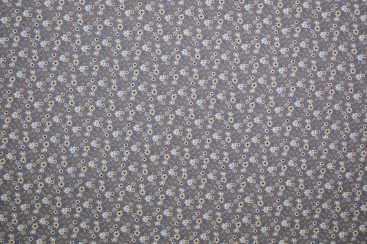 Baumwollstoff Blumen Taupe Blau – Nahaufnahme des Musters metrware