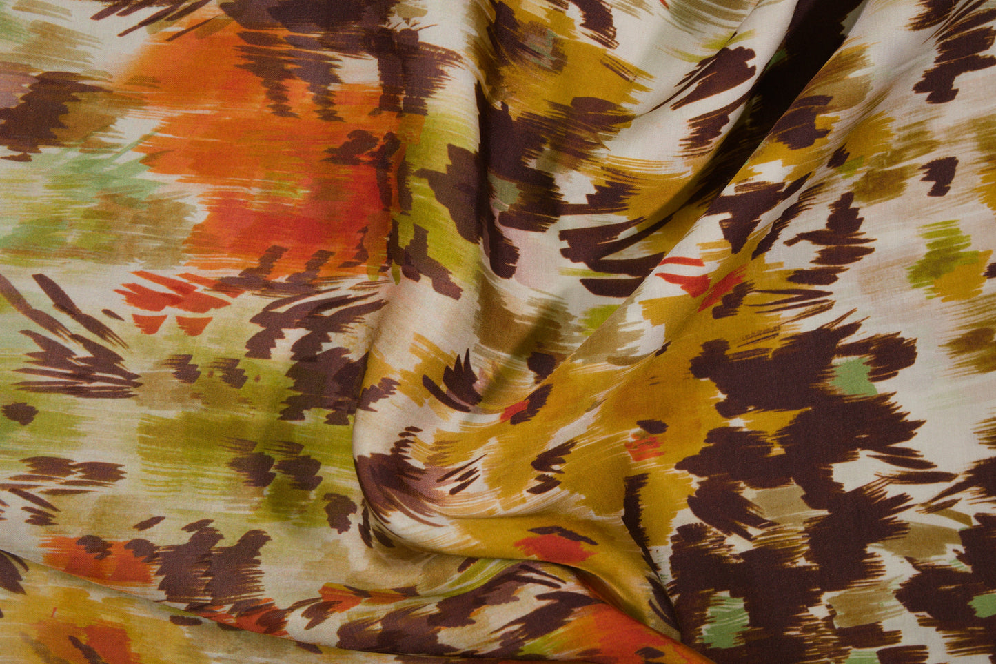 Weich fallender abstrakter Viskosestoff in Herbstfarben