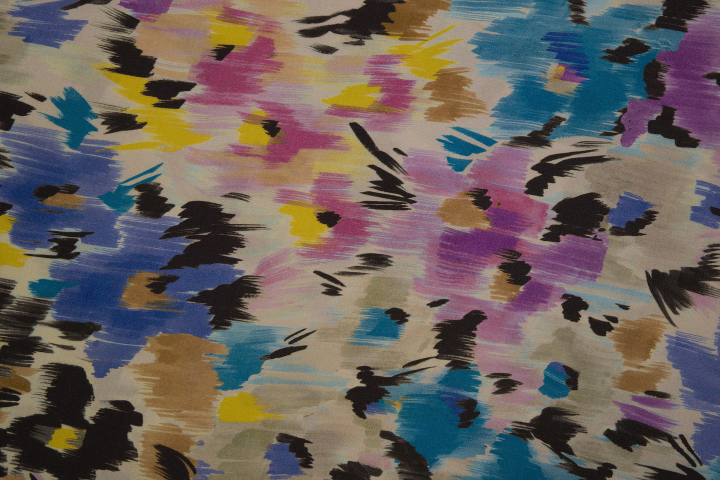 Weich fallender Viskosestoff mit abstraktem Muster