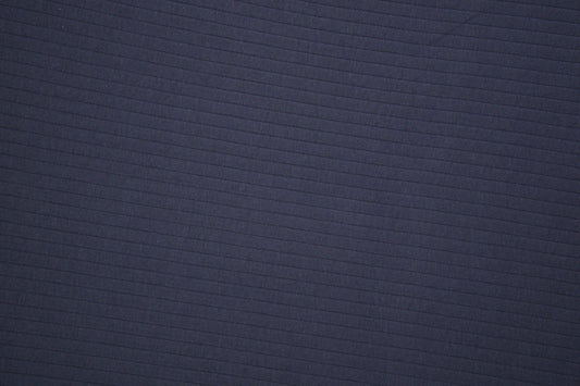 Rip Jersey in Dunkelblau mit feiner Rippstruktur - Detailaufnahme der Stoffstruktur