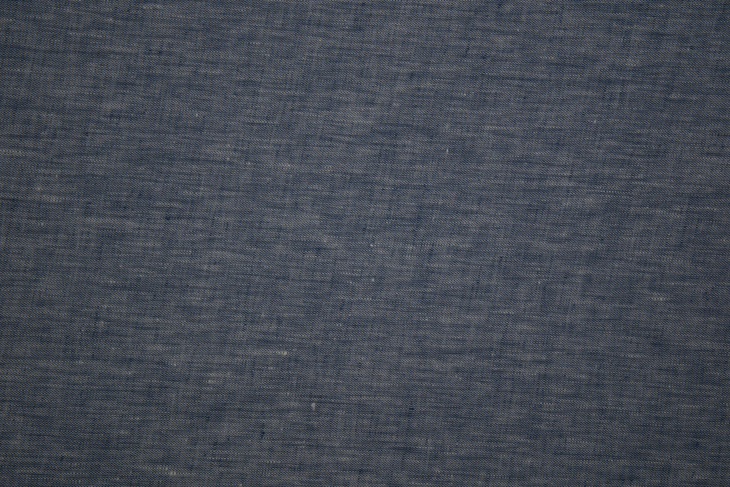 Jeansblau melierter Leinenstoff – Detailaufnahme der Stoffstruktur