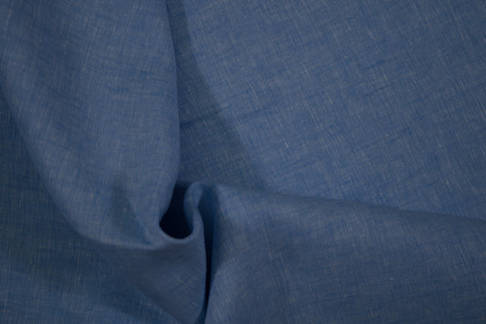 Leichter Leinenstoff in Hellblau – Detailaufnahme der Stoffstruktur