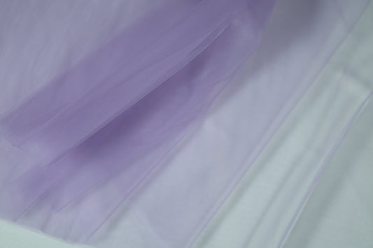 Leichter Tüll in Flieder – ideal für festliche Mode