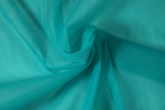 Leichter Tüll in Türkis – ideal für festliche Mode