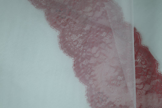 Feiner Tüll in Weiß mit roter Spitze – vielseitig einsetzbar für kreative Nähideen