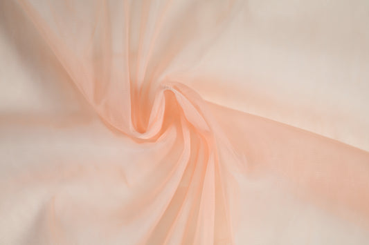Apricotfarbener Tüll mit weichem Fall