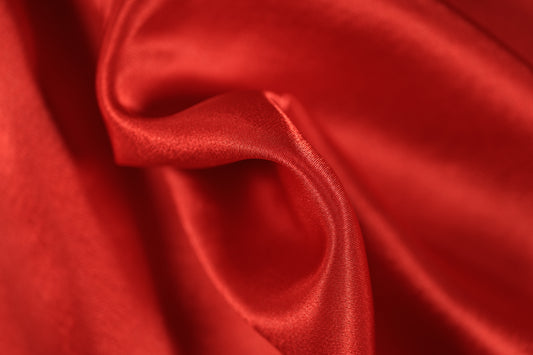 GlÀnzender roter Stoff in Satinoptik 140cm