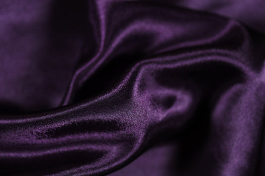 Violetter Krepp Satin Stoff mit intensivem Glan