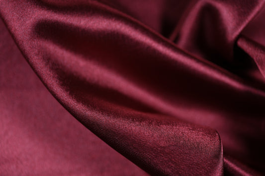 Dunkelroter Satin Stoff fĂŒr festliche Kleidung