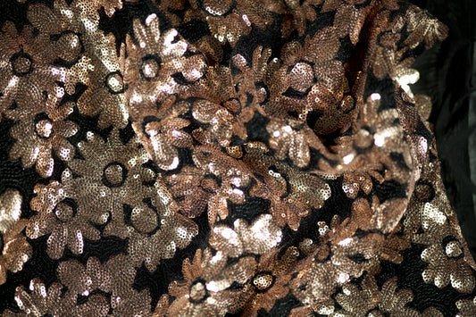 Detailaufnahme von schwarzem Tüllstoff mit Roségold-Pailletten in Blumenmuster – ideal für Abendmode
