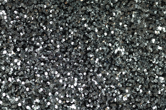Silberner Glitzerstoff mit funkelnden Pailletten – perfekt für glamouröse Auftritte