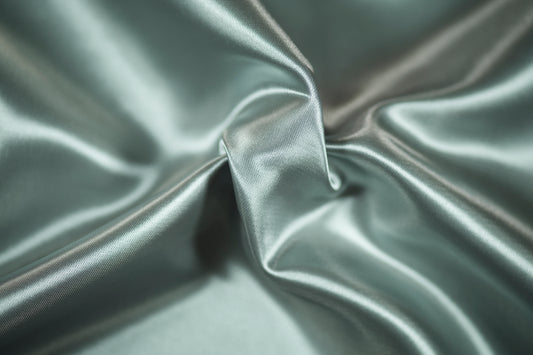 Stilvoller Stoff in Taubenblau mit seidigem Glanz