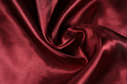 Seidiger Stoff in Bordeaux fĂŒr festliche Garderobe