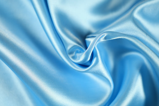 Satinstoff in zartem Hellblau mit glÀnzender Textur