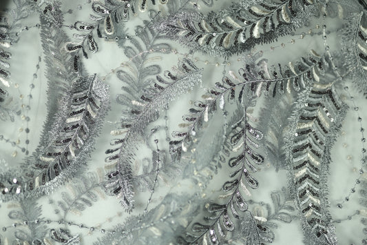 Hochwertiger Spitzenstoff in Silber – ideal für festliche Anlässe