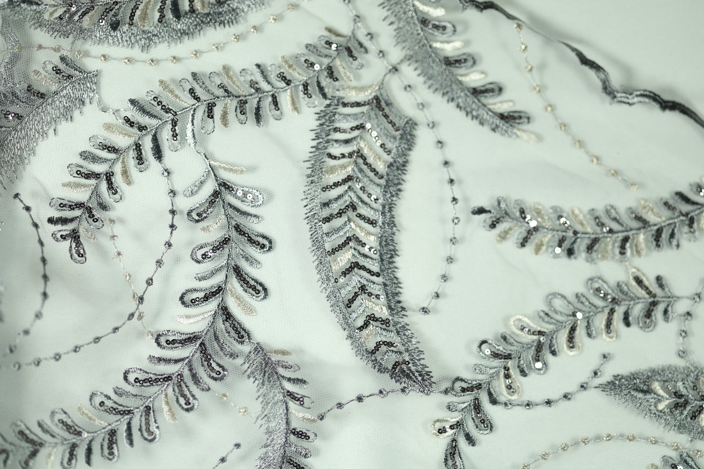 Spitzenstoff in Silber – elegant und fein verarbeitet