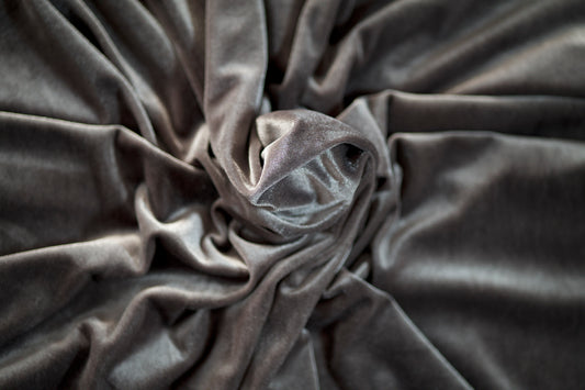 Grauer Samt – detailreiche Nahaufnahme