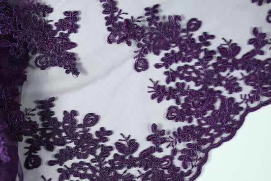 Feine Stickerei in Dunkelviolett – ideal für festliche Outfits und kreative Projekte