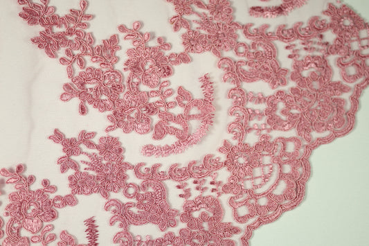 Feine Stickerei in Rosé – ideal für festliche Outfits und kreative Projekte