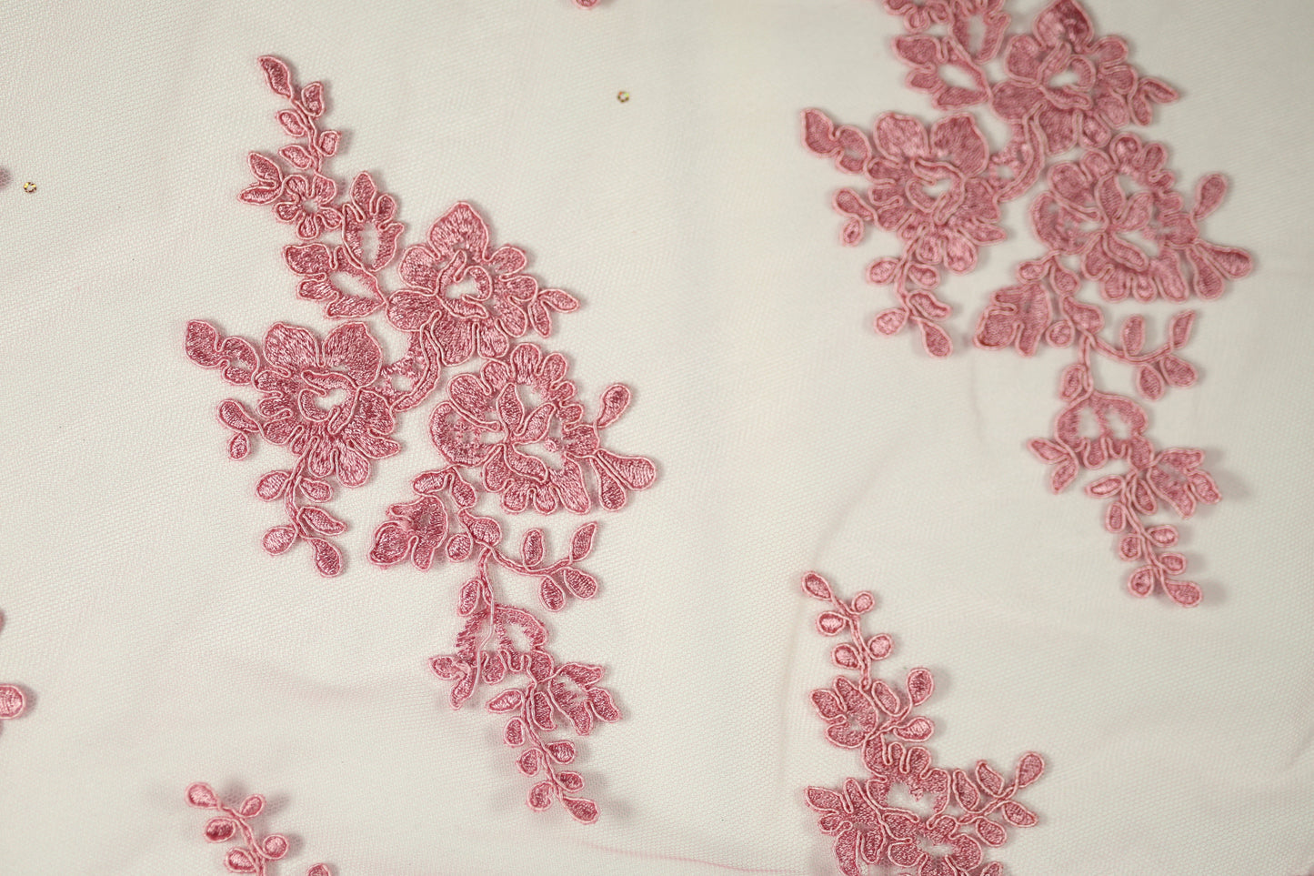 Spitzenstoff in Rosé – stilvoll und elegant für besondere Anlässe