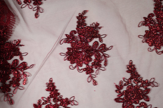 Feine Stickerei in Rubinrot – ideal für festliche Outfits und kreative Projekte