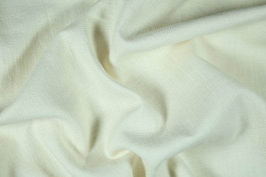 Natürliches Leinen in Naturweiß – atmungsaktiv, pflegeleicht und stilvoll