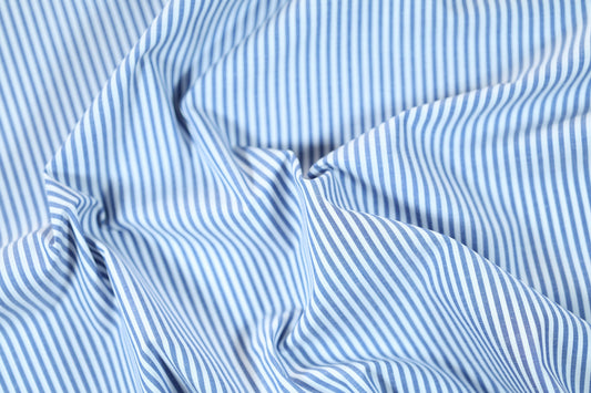 Klassischer Baumwollstretch mit Streifen – ideal für Mode- und Heimtextilien