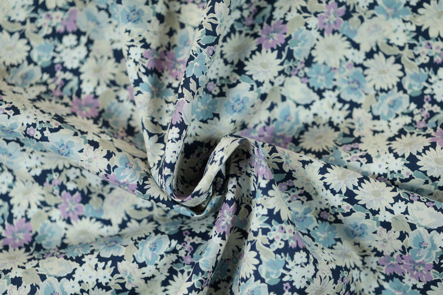 Stoff mit Blumenprint auf dunklem Hintergrund – kreativ einsetzbar