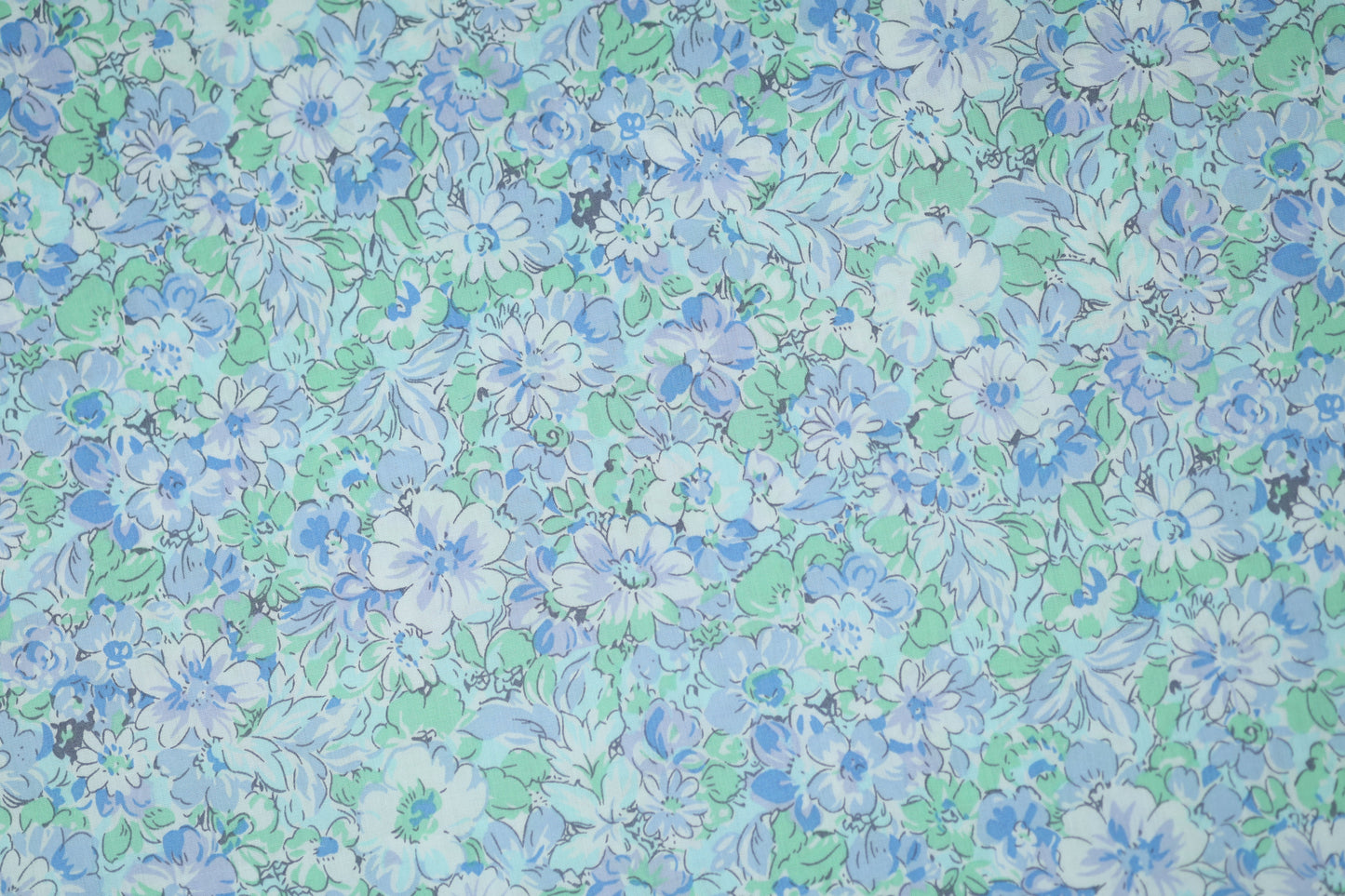 Baumwollstretch – Hellblau mit Aquarellblumen in Grün & Blau – elastischer Baumwollstoff für kreative Projekte