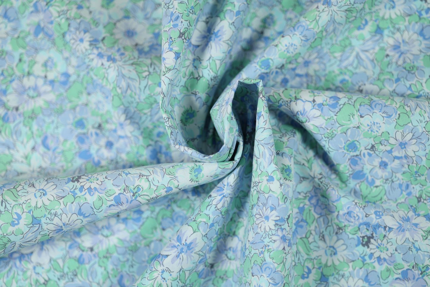 Baumwollstretch – Hellblau mit Aquarellblumen in Grün & Blau – ideal für Mode, Accessoires & Dekoration