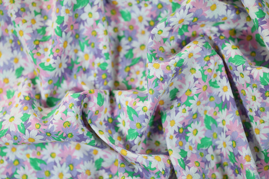 Baumwollstretch – Bunte Frühlingsblumen auf Fliedergrund – angenehm, flexibel und hochwertig verarbeitet