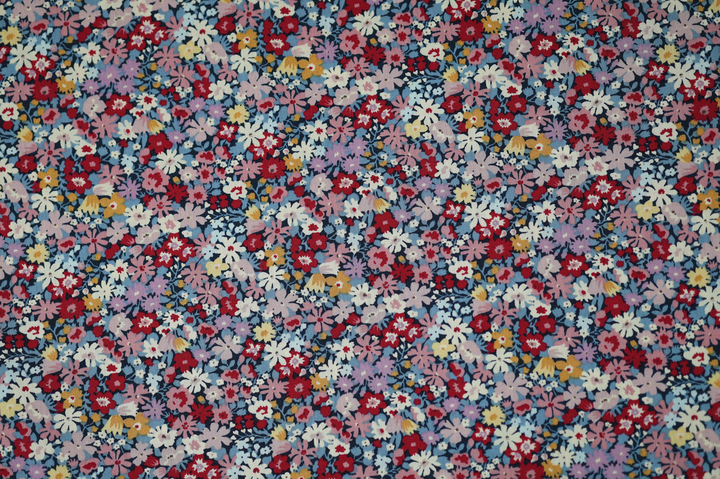 Baumwollstretch – Verspielte Blümchen auf Navy und Rosa – elastischer Baumwollstoff für kreative Projekte