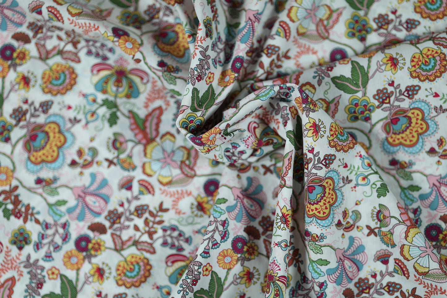 Baumwoll Stretch mit floralen Mustern – ideal für Sommerkleidung und Accessoires