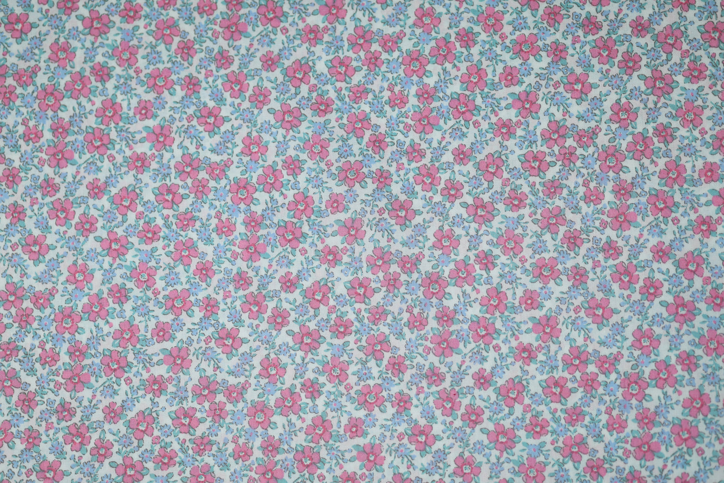 Baumwoll Stretch mit floralen Mustern – ideal für Sommerkleidung und Accessoires