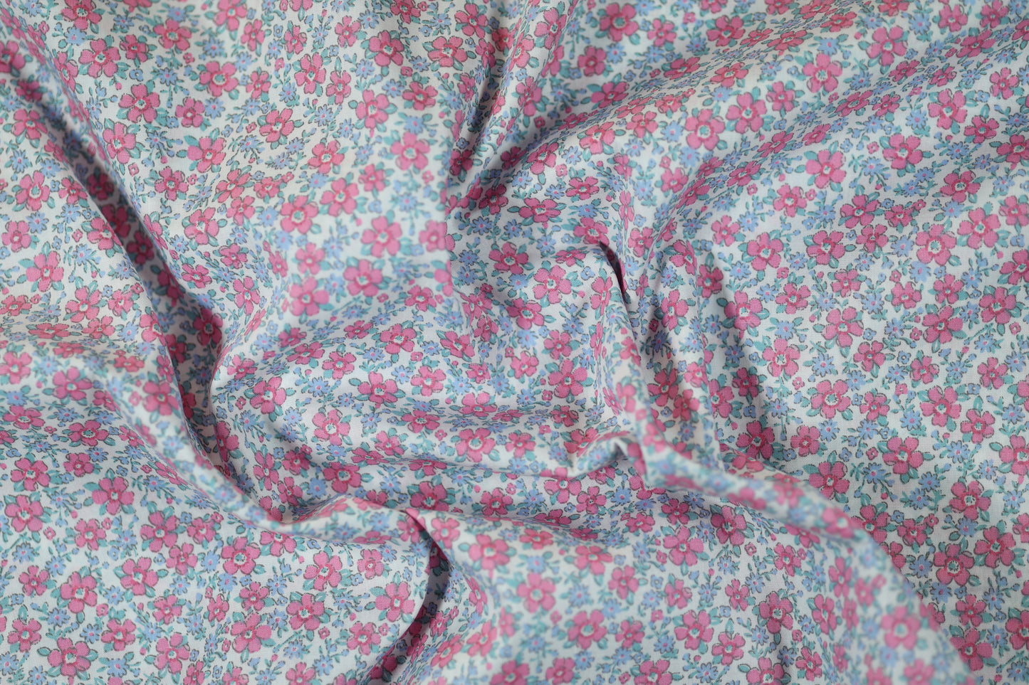 Hochwertiger Baumwoll Stretch – lebendige Blumen auf weichem Stoff