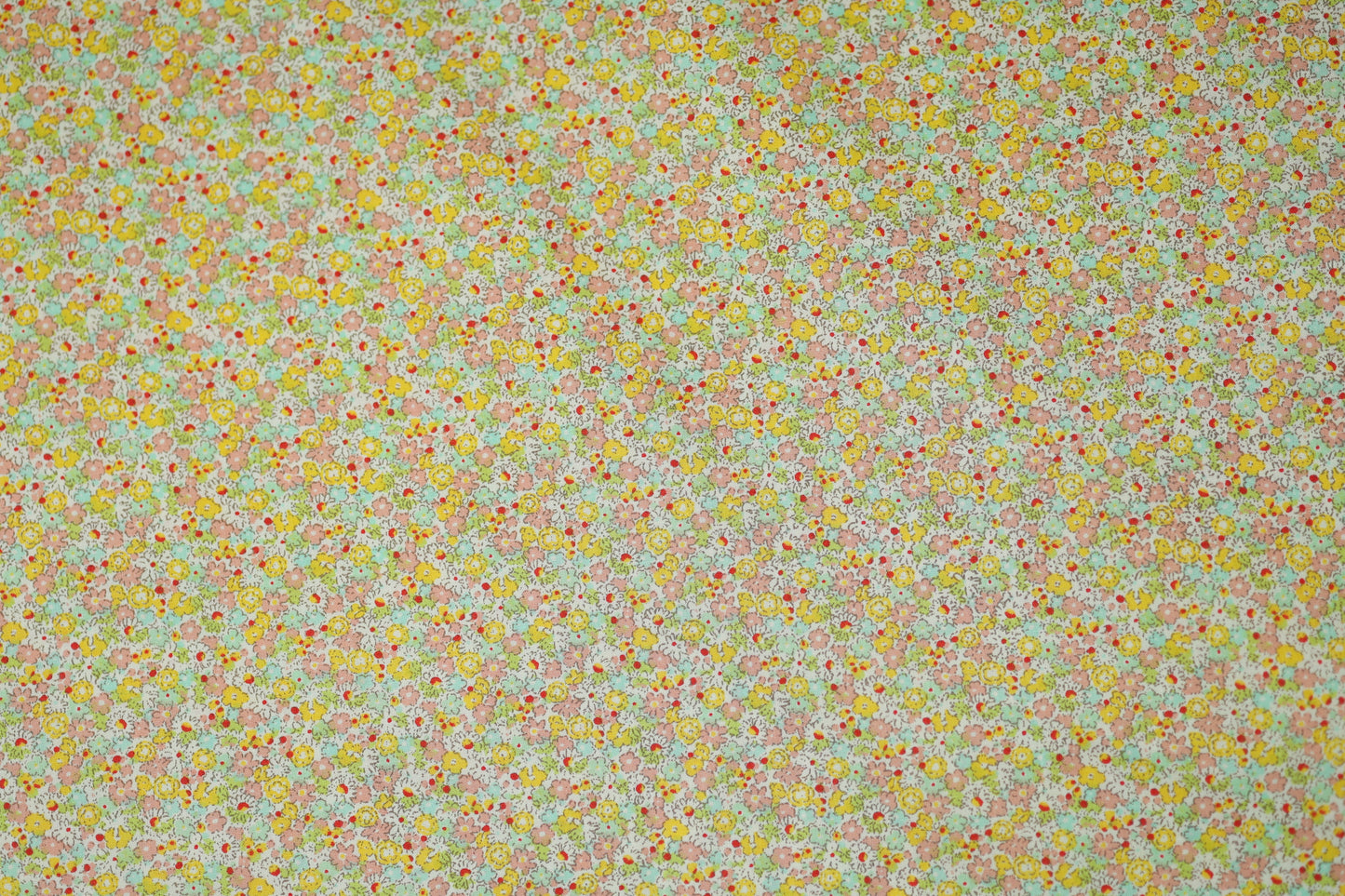 Baumwoll Stretch mit floralen Mustern – ideal für Sommerkleidung und Accessoires