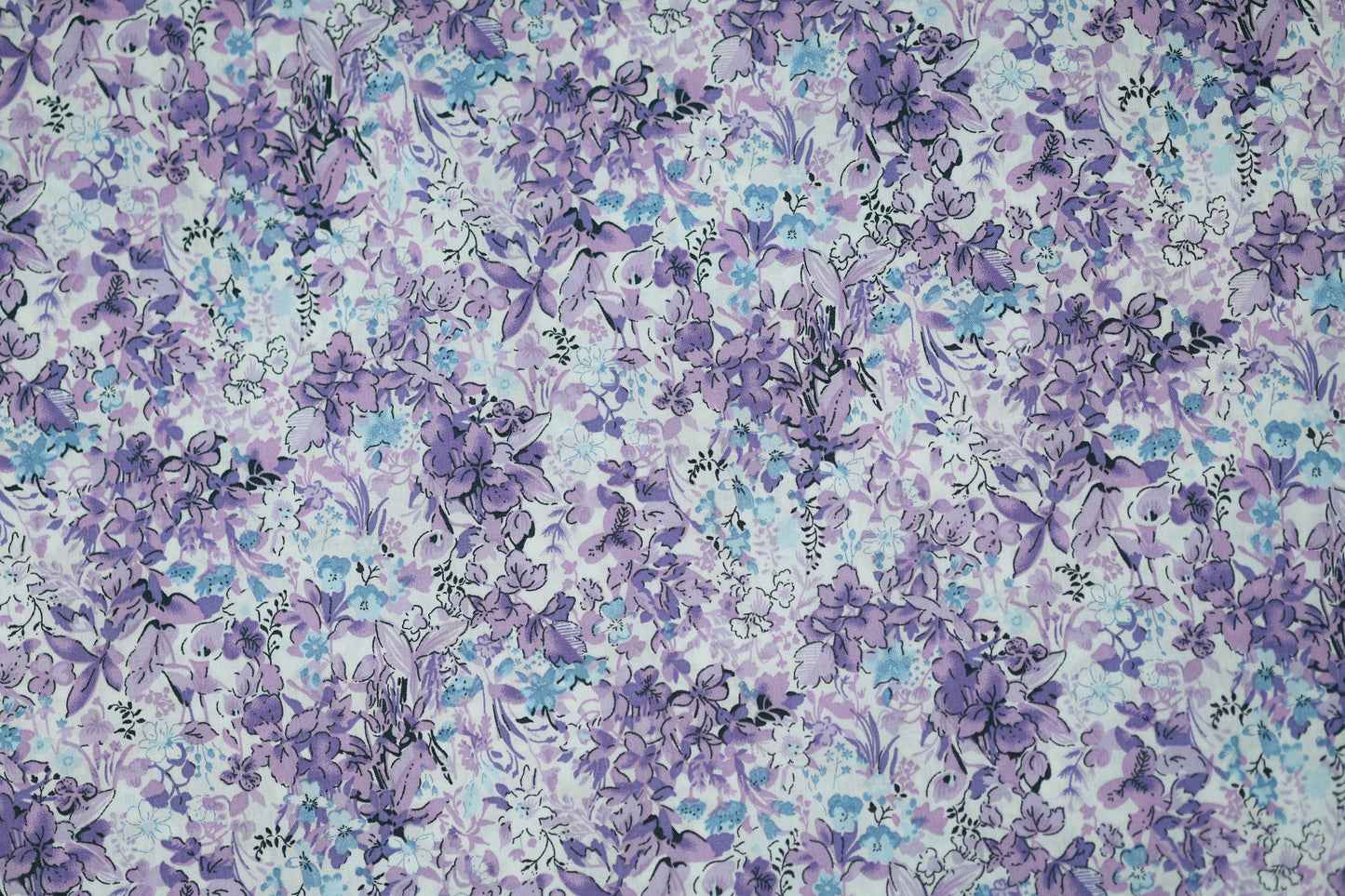 Floraler Baumwoll-Stretchstoff in Flieder & Eisblau – ideal für Bekleidung und kreative Projekte