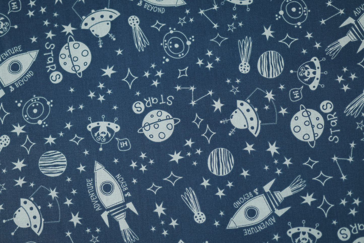 Baumwollstoff Stretch Weltall Abenteuer – Blau – ideal für Kinderkleidung