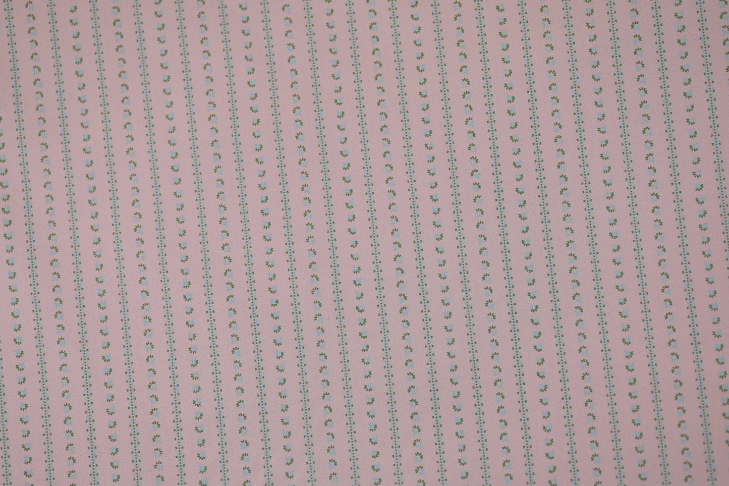 Elastischer Baumwollstoff Rosenstreifen Rosa – ideal für Kleidung und Accessoires