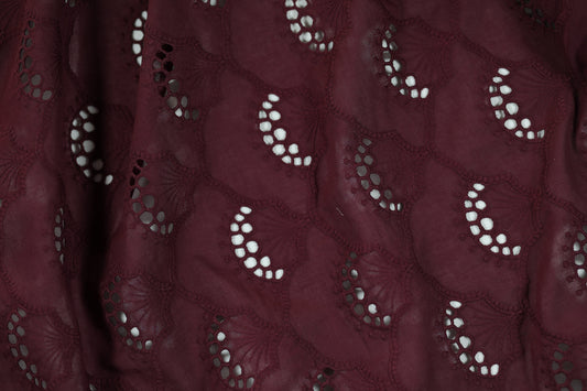 Baumwollstoff mit feiner Stickerei in Dunkelrot – festlich und feminin