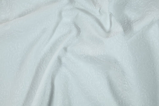 Heller Baumwollstoff mit Stickerei – elegant & zeitlos