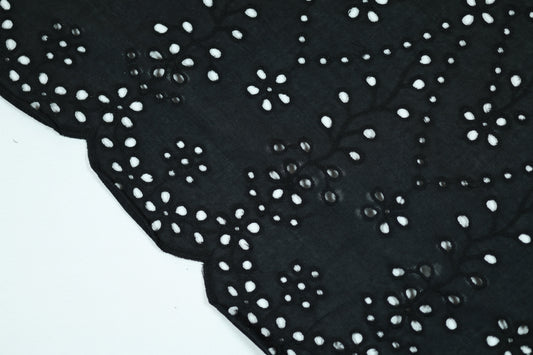 Florales Lochmuster in Weiß auf schwarzer Baumwolle