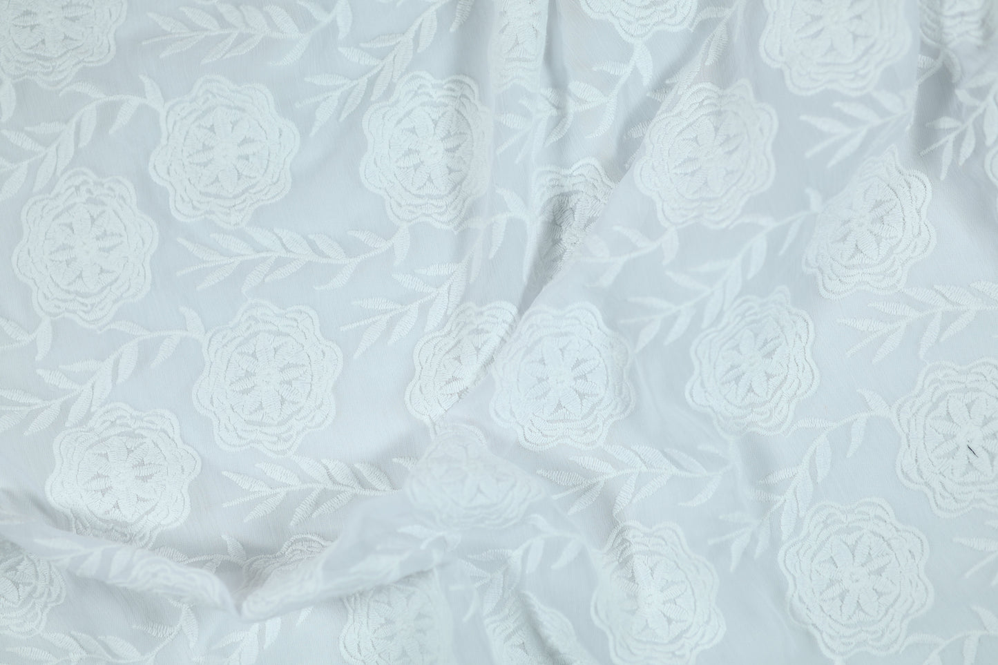 Baumwoll Stretch Stoff Florale Stickerei Weiß – elastisch und angenehm für vielfältige Projekte