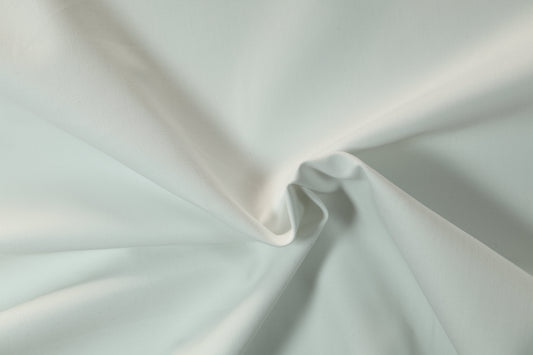 Glatter Baumwollstoff in Weiß – ideal für Berufsbekleidung