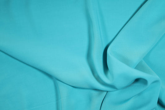 Fließender Viskosestoff in Türkis – ideal für Blusen, Röcke und Kleider